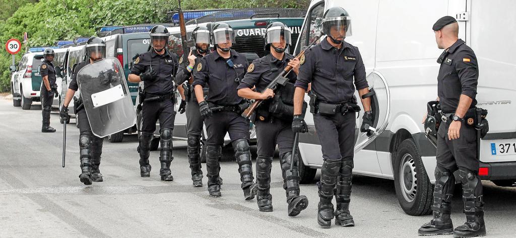 guardiacivil's tweet photo. Los "men in black" de la Guardia Civil,  se encargan de garantizar el orden y la seguridad. 

Templanza en el trabajo, éxito en la misión. https://t.co/VVIGWGDEZ4