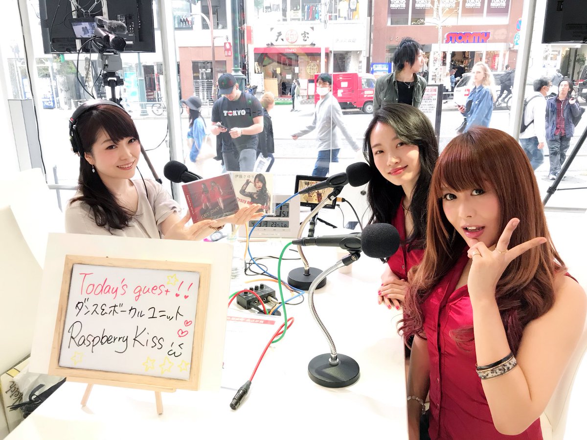 yukky0819's tweet photo. 【ShibuyaVoice】
本日のゲストは、
ダンス&amp;ボーカルユニット #RaspberryKiss の #Sayu さん(向かって右奥)と、 #Risa さん(右手前)でした♡
渋谷でライブバスを走らせた際や、それぞれのソロ活動の映像をご覧いただきました♪
4/11には渋谷aubeでライブ参戦とのこと！ぜひ足をお運びください^ ^ https://t.co/KDRP4yTuRE