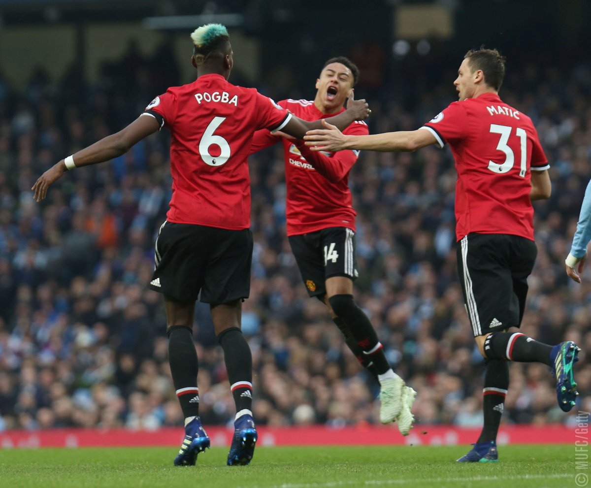ManUtd's tweet photo. #MUFC's last two @PremierLeague away games:

5 March: Palace 2 United 0 ➡️ Palace 2 United 3
7 April: Man City 2 United 0 ➡️ City 2 United 3

Never. Give. Up. #MondayMotivation https://t.co/bcfNA43pyc