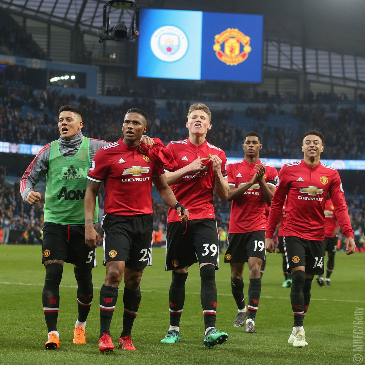 ManUtd's tweet photo. #MUFC's last two @PremierLeague away games:

5 March: Palace 2 United 0 ➡️ Palace 2 United 3
7 April: Man City 2 United 0 ➡️ City 2 United 3

Never. Give. Up. #MondayMotivation https://t.co/bcfNA43pyc