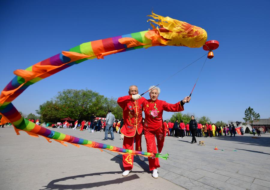 ChinaDaily's tweet photo. A diabolo (Chinese yo-yo) #artfestival was held under the Guanque Tower in Yuncheng, Shanxi province. Many people, including an 80-year-old man, participated in the performance. (Photo:VCG)  #Chineseyoyo https://t.co/ry3o09SpN5