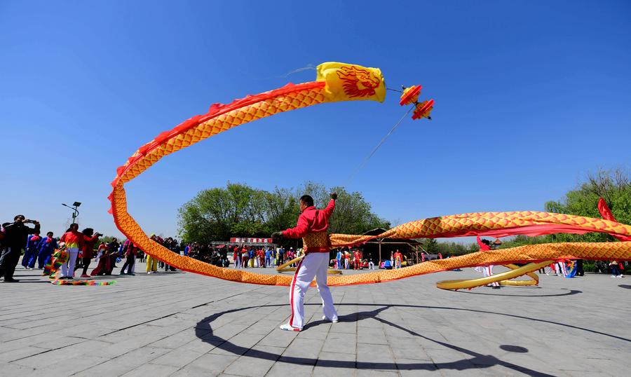 ChinaDaily's tweet photo. A diabolo (Chinese yo-yo) #artfestival was held under the Guanque Tower in Yuncheng, Shanxi province. Many people, including an 80-year-old man, participated in the performance. (Photo:VCG)  #Chineseyoyo https://t.co/ry3o09SpN5