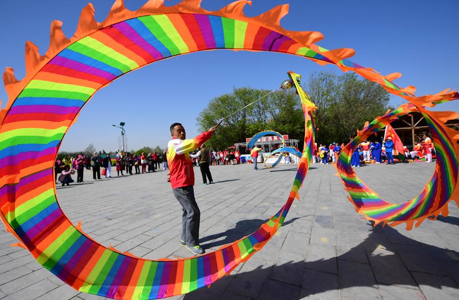 ChinaDaily's tweet photo. A diabolo (Chinese yo-yo) #artfestival was held under the Guanque Tower in Yuncheng, Shanxi province. Many people, including an 80-year-old man, participated in the performance. (Photo:VCG)  #Chineseyoyo https://t.co/ry3o09SpN5