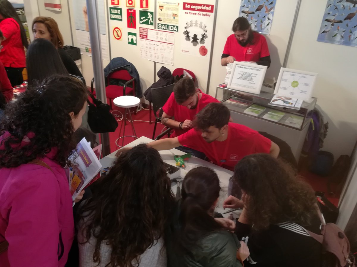 USVerde's tweet photo. Buenos días desde el #SalónUS de @unisevilla. Reciclamos cápsulas de café. El aluminio es muy contaminante y nosotros le damos una nueva vida: como nuestra mascota, el virus Manolinho. https://t.co/0PRlAzKmYt