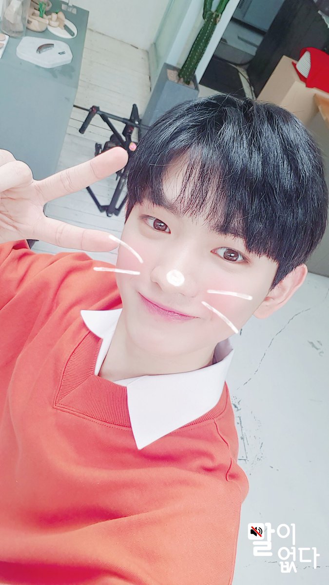 momox_official's tweet photo. [#말이없다🔇] 

반짝 반짝✨얼굴에서 빛이 나는
의웅이의 셀카🙊💕
두번째 프로젝트 활동 응원할게요✊🏻💚

#이의웅 #의웅 #EUIWOONG
#꿈으로물들다 @yhent_korea https://t.co/LK1Euveeu5