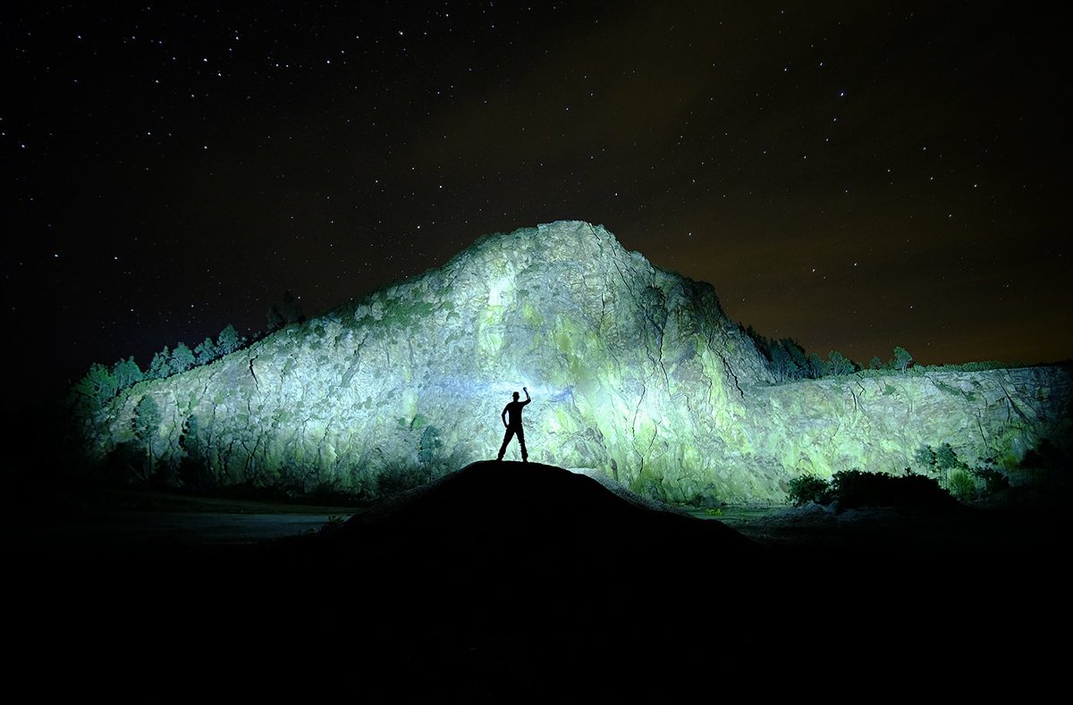 Veras más de lo que imaginas, #MT18 3000 lm*, 540 m*, 96 h*, Además cuenta con 7 años de garantía. Más información en ledlenser.es

@ledlenseres @lightpaintingart <a href="/largaexposicion/">LEX</a> 
#outdoor #camping #actividadesalairelibre #montaña