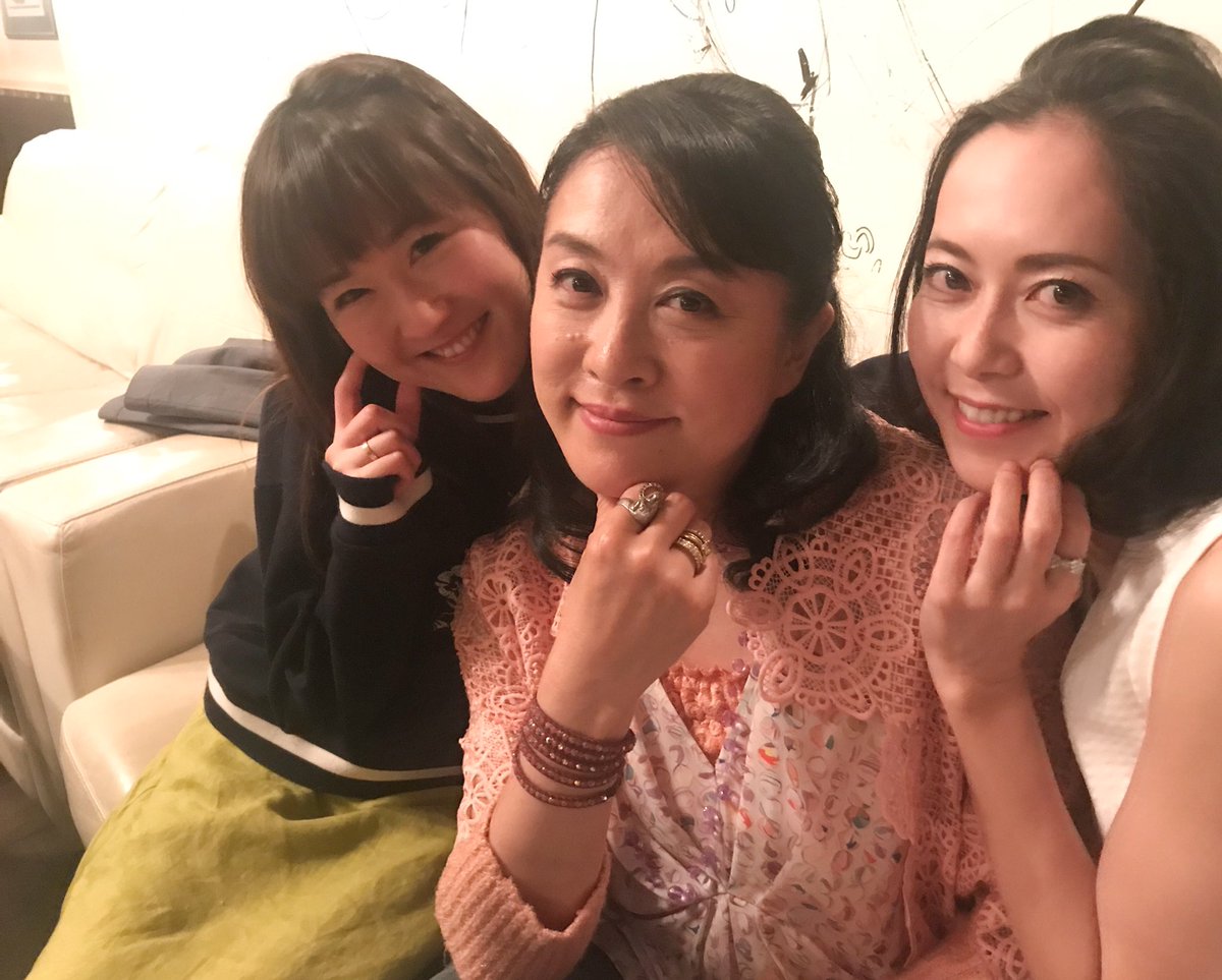 mavirosa's tweet photo. 昨夜は日野美歌さんの生歌に泣いて泣いて泣いて。
震災以降ずっと励みに聴いていた「桜空」は、メロディが流れた瞬間に涙ボタンが崩壊でした。
これまで流してきた悲しい涙も、桜の花びらに変わって毎年咲いていきますようにって。
美歌さん、たくさんの温かい言葉とハグをありがとうございました🌸💗 https://t.co/1qb8lRNAef