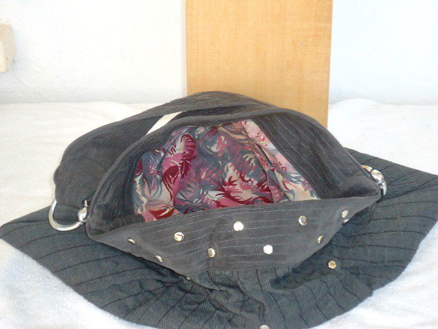 helenovens3's tweet photo. Upcycled grey handbag @ https://t.co/Eb0d68scHq #recycledbags #handbagsforsale #artyah https://t.co/Ju9eJTH8JB