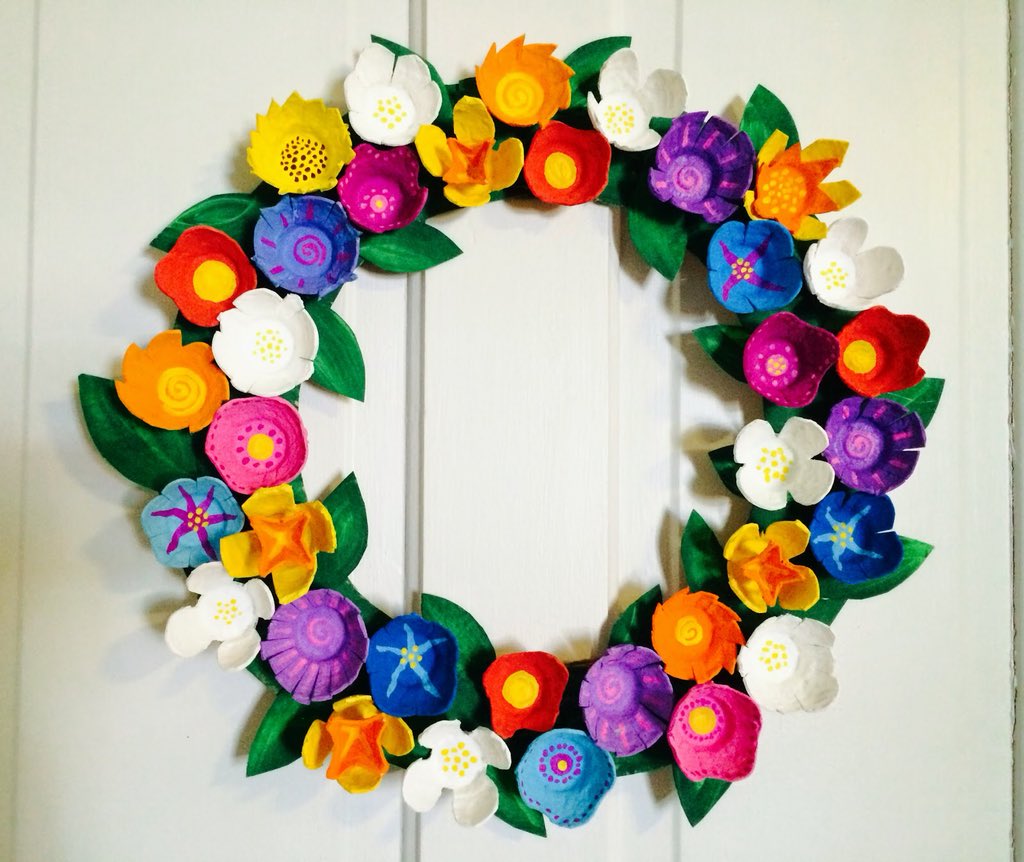MeghansCraftKit's tweet photo. These are egg cartons! 😍 I don’t love faux flowers, but egg-carton blooms I can get behind. 🙌🏻 https://t.co/sEFv4cLk11