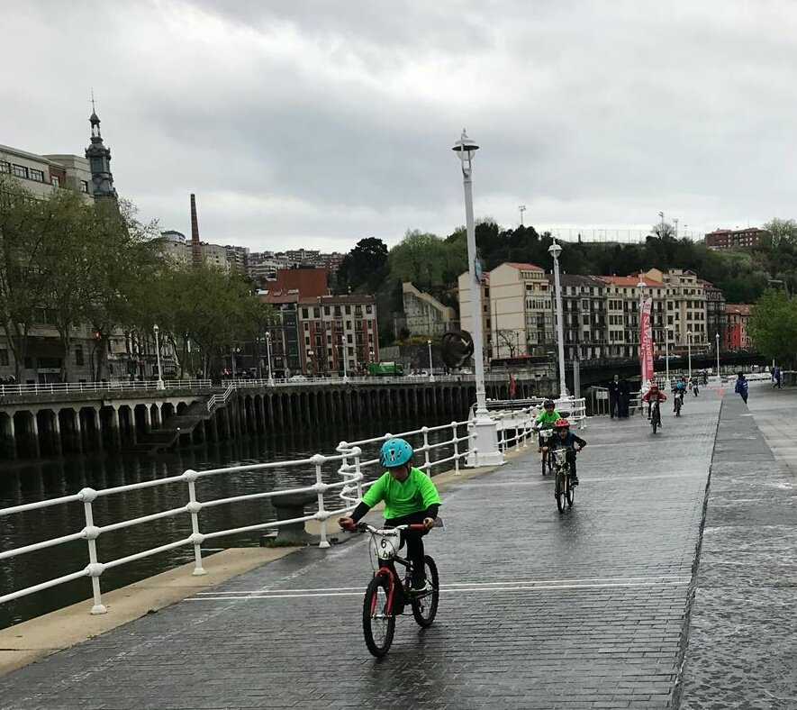 Bilbaotri's tweet photo. Eskerrik asko kirolari eta antolatzaile guztiontzat parte hartzeko #DuTxikiBilbao18 

Gracias a todos por hacer posible #DuTxikiBilbao18 

#DuTriGureKirola 
@Bilbaotri
@bizkaiaesnea @HotelGranBilbao @HiriZikloak #fisioterapiatorre #clinicadelvertigo https://t.co/K2KH973mq0