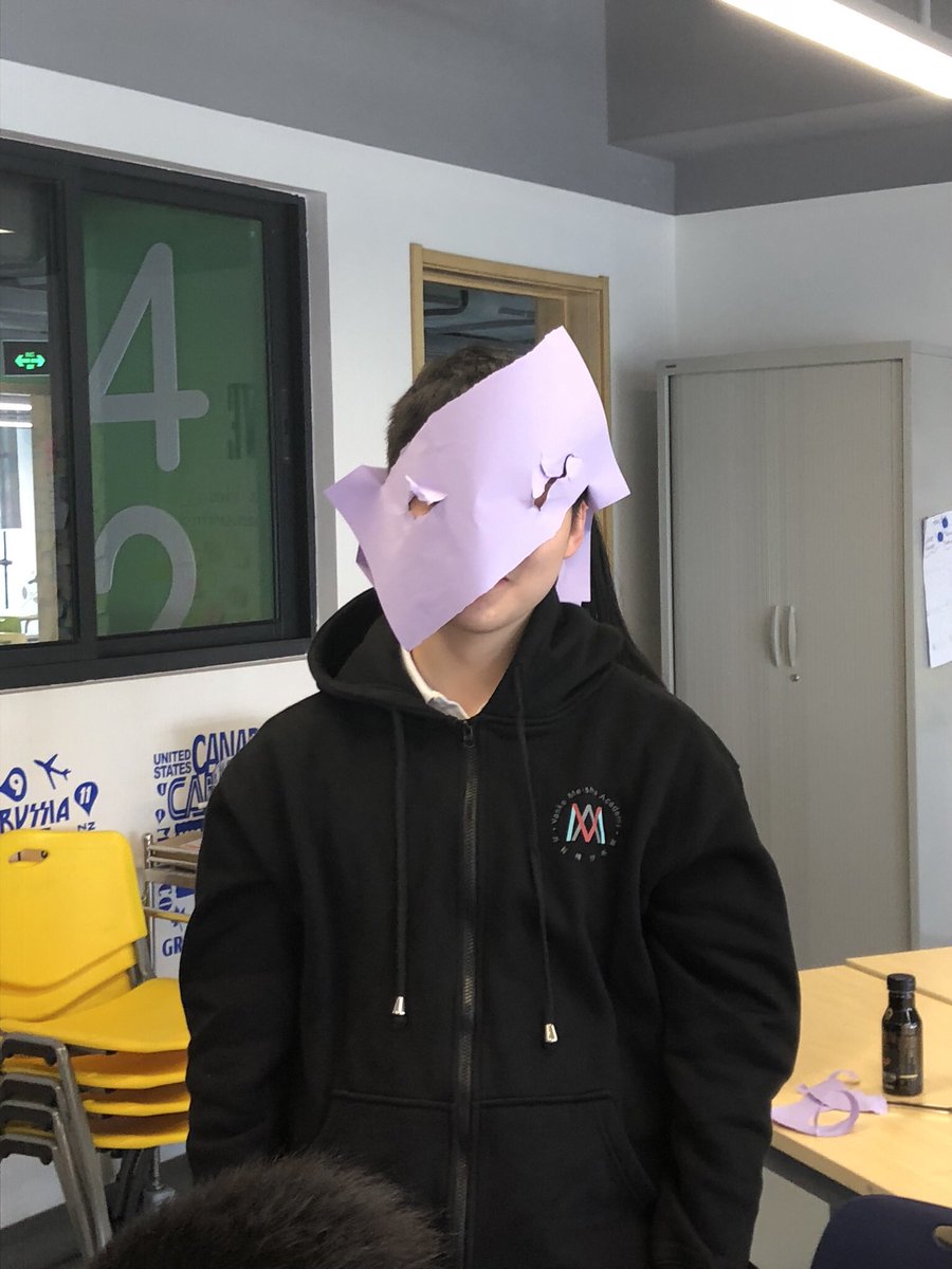 lndeutsch's tweet image. This how we roll. 3min, cover face, stay on w/o using hands. Thx @paperpunk 4 idea! #minimacgyverchallenge #creativeconstraints #mindsetsmatter #macgyverit #dtk12chat #dtk12china