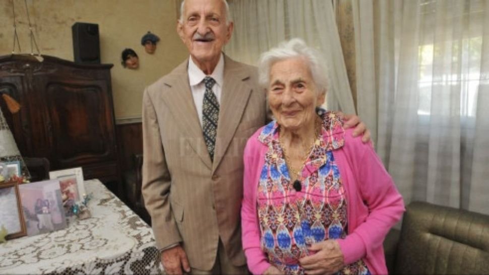 Cronica_ok's tweet photo. Cien años de vida y setenta de amor https://t.co/1sd9hsQHJ5 #LindaHistoria #SiMePreguntasQueCarajoEsElAmor #TeContesto #MiralosAEllosDos https://t.co/mX4l2aiHYJ