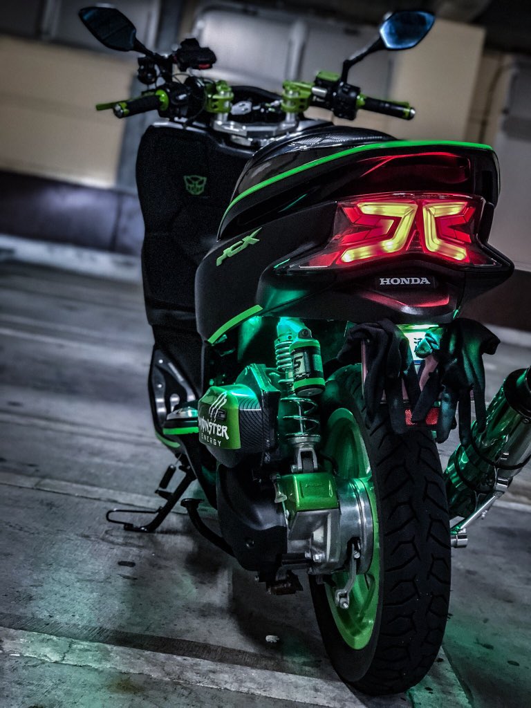 تويتر Daiki على تويتر Honda Pcx 125 Jf56 Matte Black Amp Green Custom 仕様変更でpcxのマスクを変更してスクリーンも取り付けました 久しぶりのpcxカスタムです T Co Hlz4apljnc