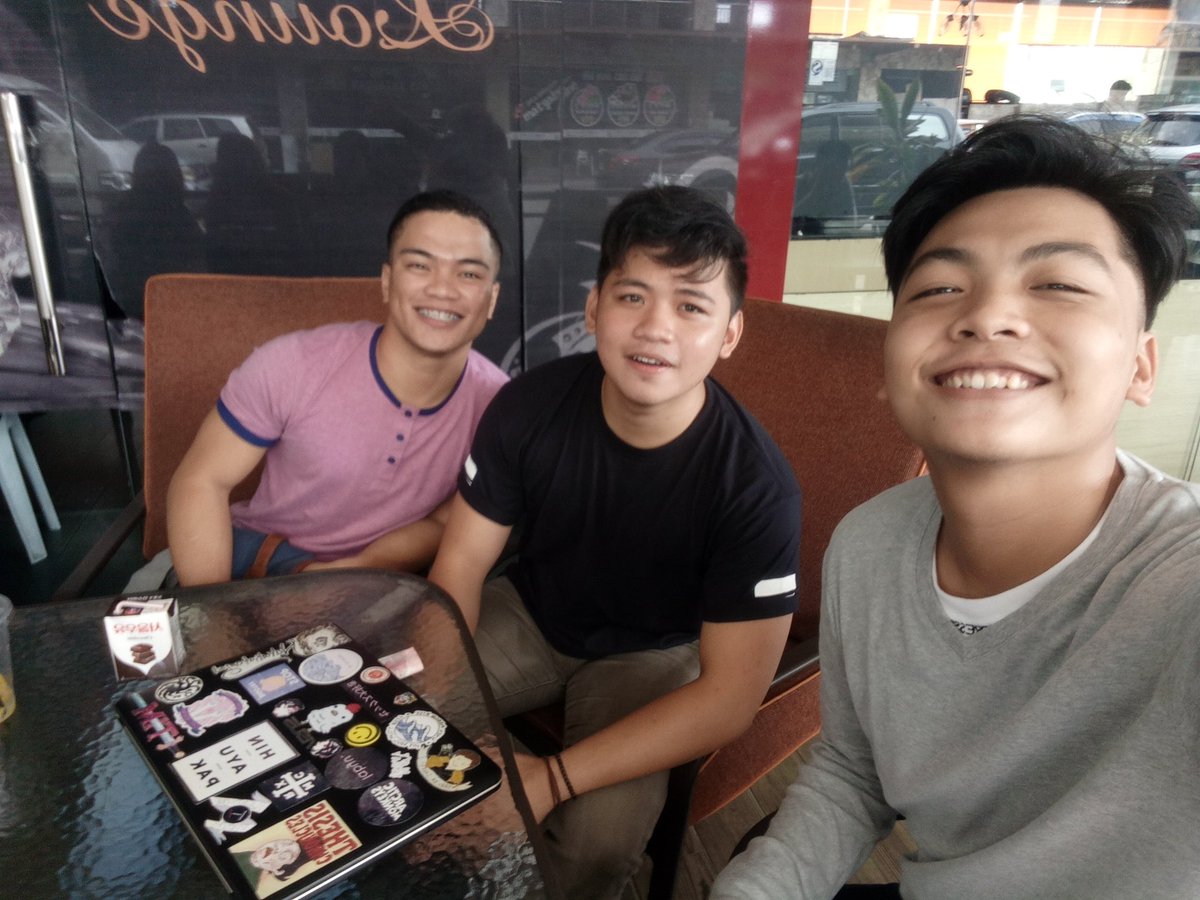 JPatrickPila's tweet photo. Mock Defense Done #Comm18 🤘🎓 https://t.co/EyPVKMhD0l