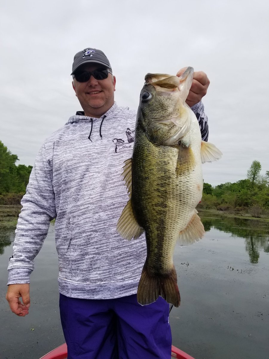 zdub1121's tweet photo. Me and my boy Billy Lawson #yourlakeforkguide laying the smack down on Fork today!! Top 5 fish was 30+ sealed by a 10.6 hammer!! #goatlake https://t.co/2SDvexrwvE