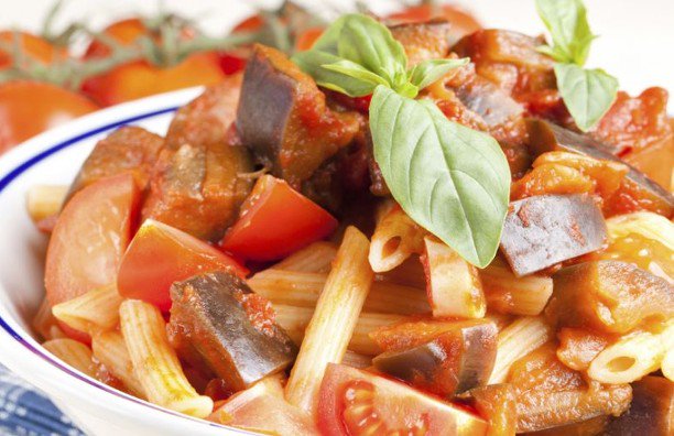 Een eenvoudige maaltijd die snel op tafel staat is ideaal op een drukke dag. En deze volkorenpasta  is ook nog gevuld met veel #groeten en #vezels zoals #aubergine, #troscherrytomaatjes en zwarte #boontjes. De link naar het recept vind je hier >> ow.ly/pU5C30iYV53