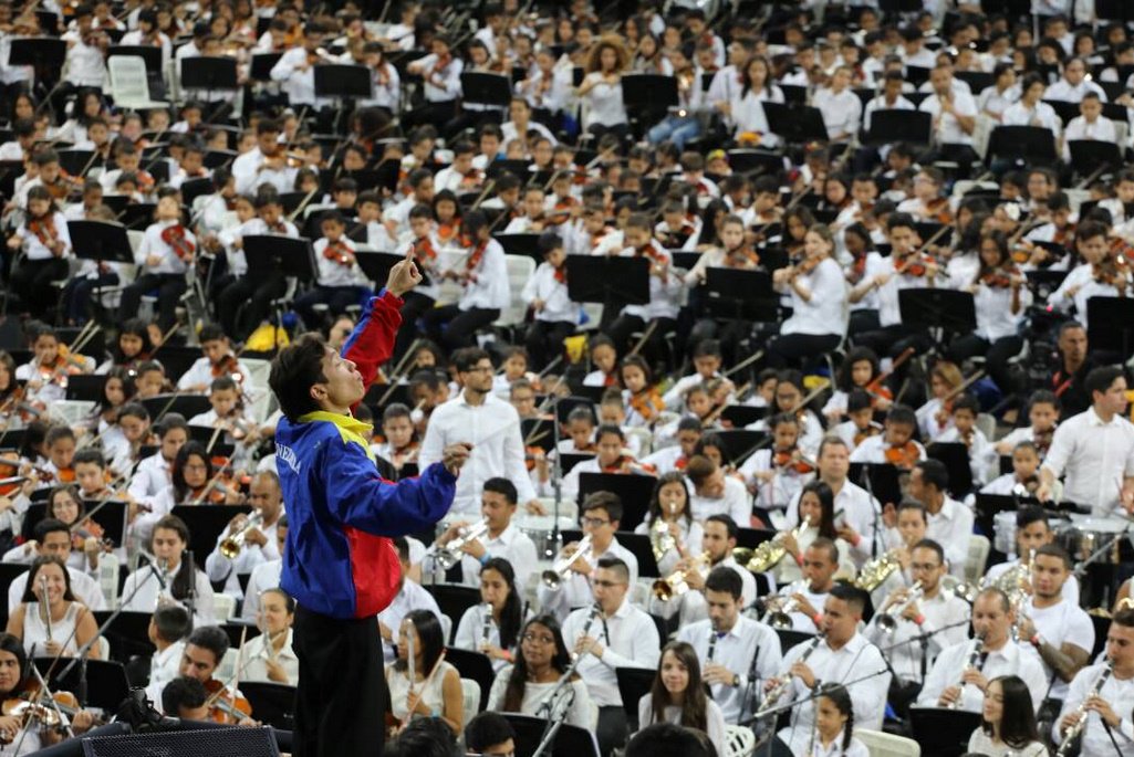 mippci_ven's tweet photo. #09Abr | 📣 ¡LA ETIQUETA DEL DÍA! ⏩ #VenezuelaTrabajaYAvanza
Con 1 millón de músicos en la orquesta sinfónica y el Plan Nacional de Vacunación los venezolanos demostramos que nada nos detiene, en cualquier circunstancia #VenezuelaTrabajaYAvanza https://t.co/mz9vXswxVF