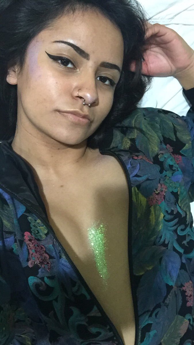 dykebowl's tweet photo. Is this a thirst trap? Or is it raising ass eating awareness? #FineWomenThatEatAss https://t.co/gUOSiNaHEK