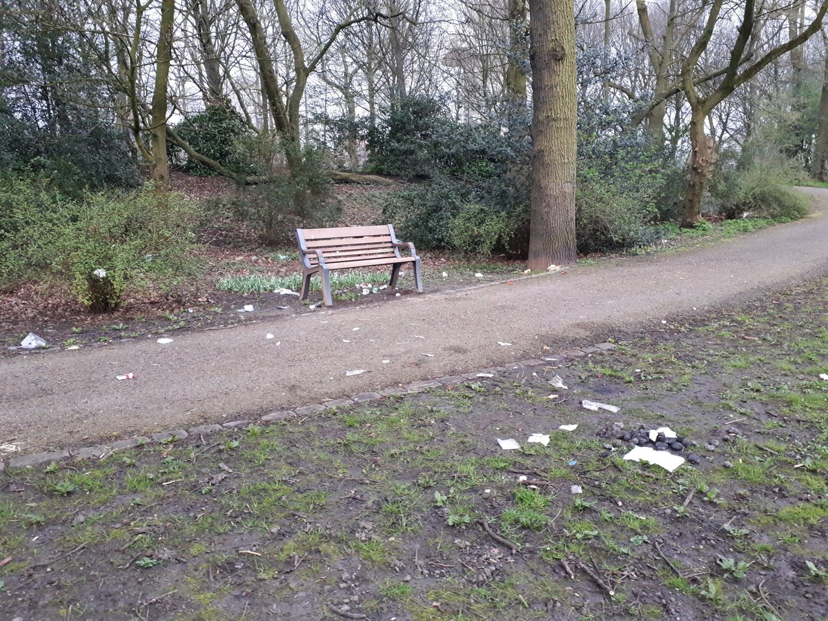 BasMunne's tweet image. Ik wordt hier heel verdrietig van.  Ruim troep op. 10 meter verder een lege vuilnisbak.