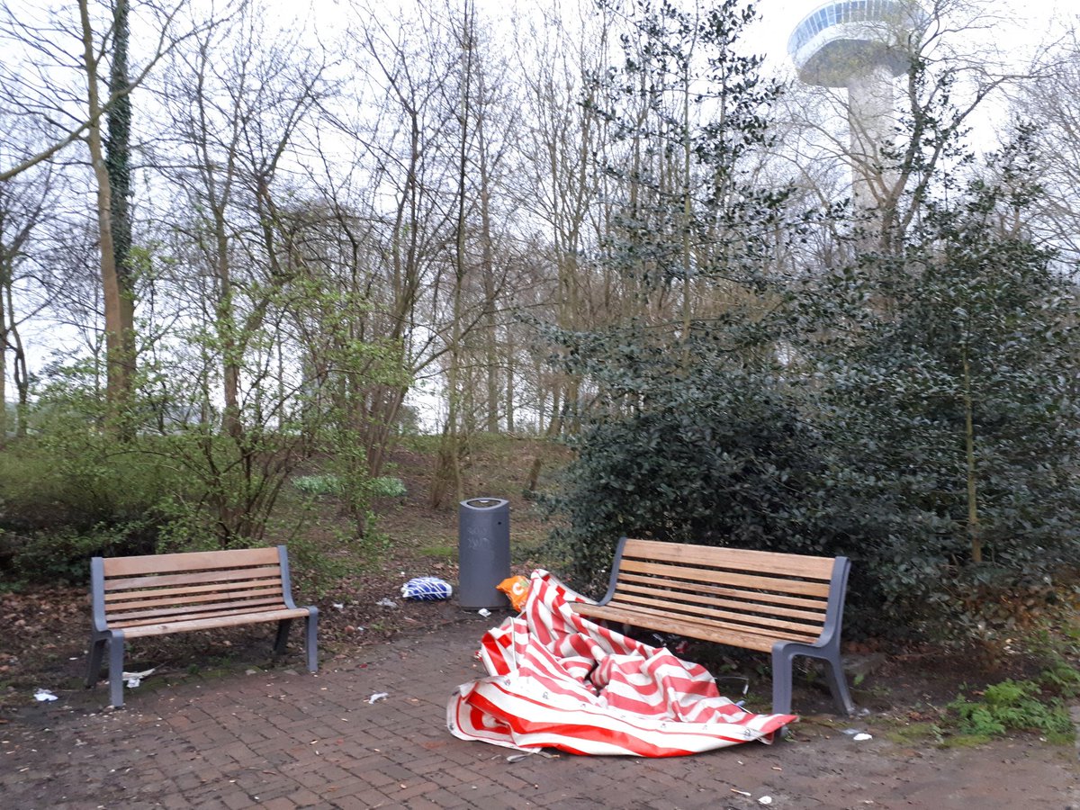 BasMunne's tweet image. Ik wordt hier heel verdrietig van.  Ruim troep op. 10 meter verder een lege vuilnisbak.