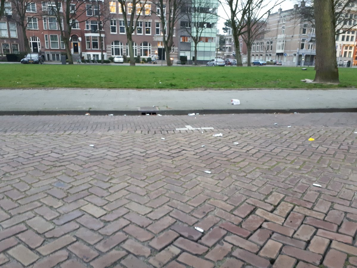 BasMunne's tweet image. Ik wordt hier heel verdrietig van.  Ruim troep op. 10 meter verder een lege vuilnisbak.