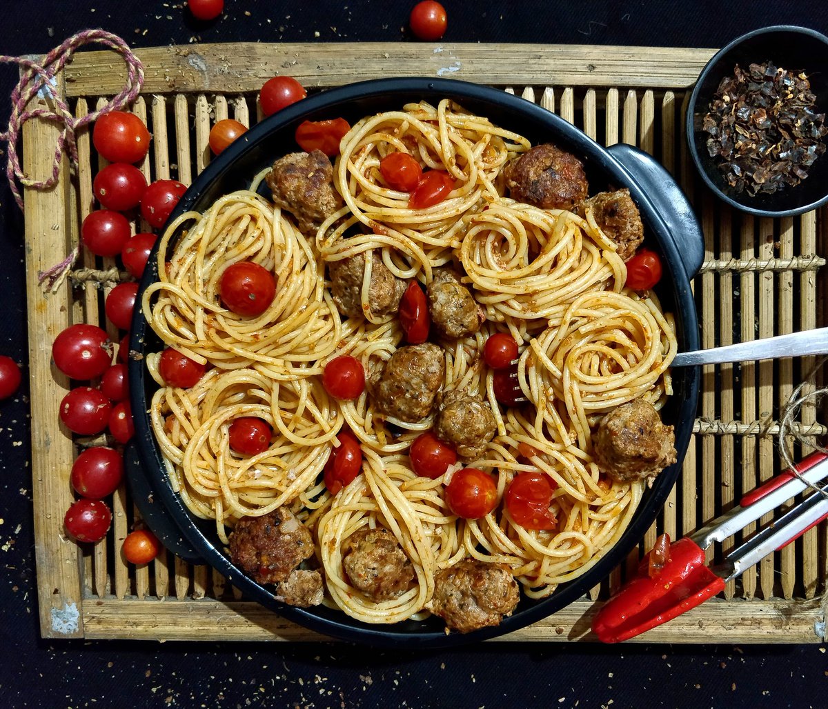 hussainsadaf1's tweet photo. Pasta Sughi Rossi with Meat Balls. Because of Sughi Rossi (Red Tomato Sauce), my spaghetti was a little tangy and I infused meatballs with fennel, oregano, salt and pepper which elevated the flavour of the entire dish. #Foodandstreets #TeachAFilmToCook #MondayMotivation https://t.co/1VEJZ6LZjR