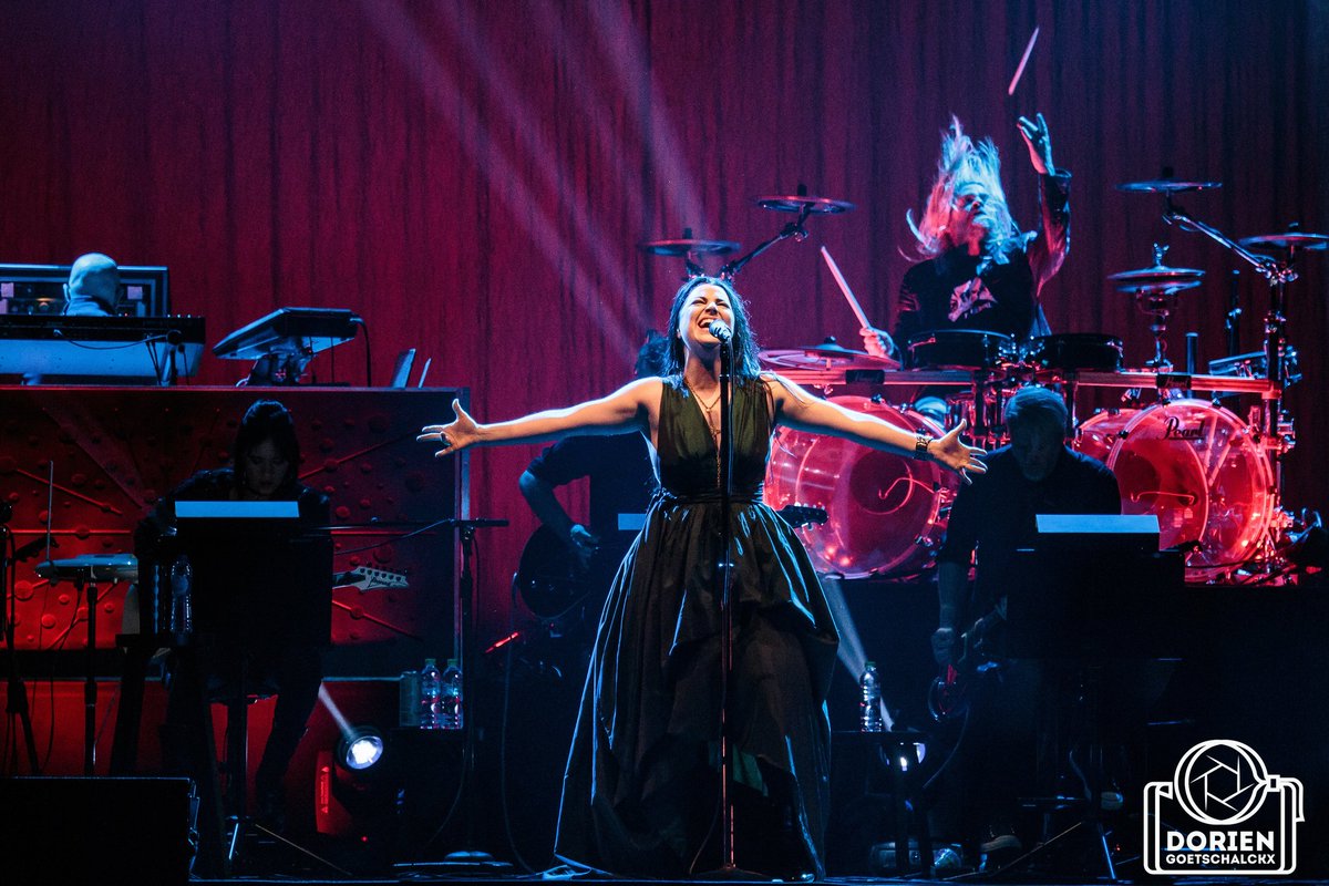 DGoetschalckx's tweet photo. @AmyLeeEV was amazing last night with @evanescence at the @palais12 #evanescence #synthesis https://t.co/HqPKoj6erD