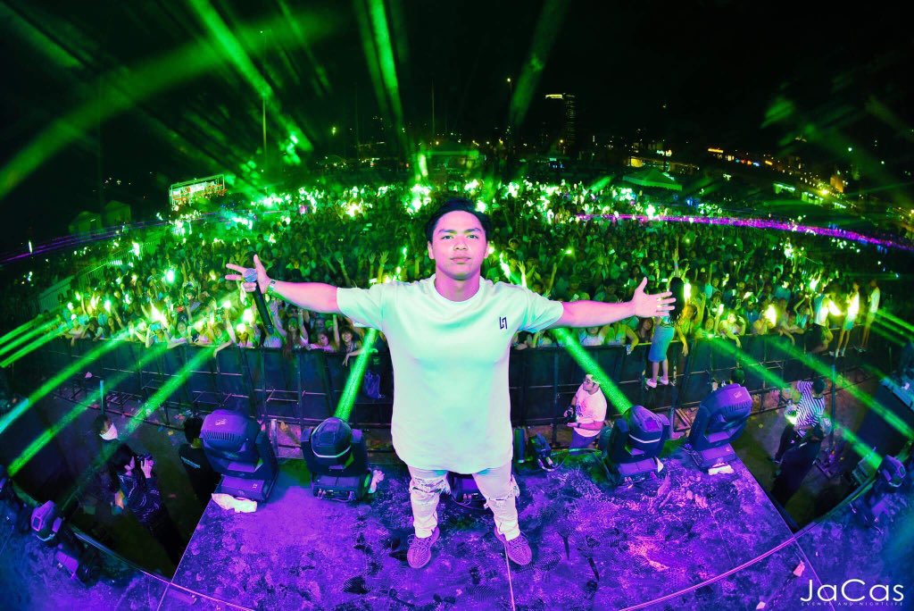 IamVictorPring's tweet photo. It is not I, but you oh God !
Everything I do in Life be for the Glory of you Lord 🙏🏻 Thank you kapatid 🎥 @jacasphotography #chromamusicfestival #MusicFestival #EDM #DJ #MC #LawXBeast #VP #VictorPring https://t.co/UYnFEP2E5E