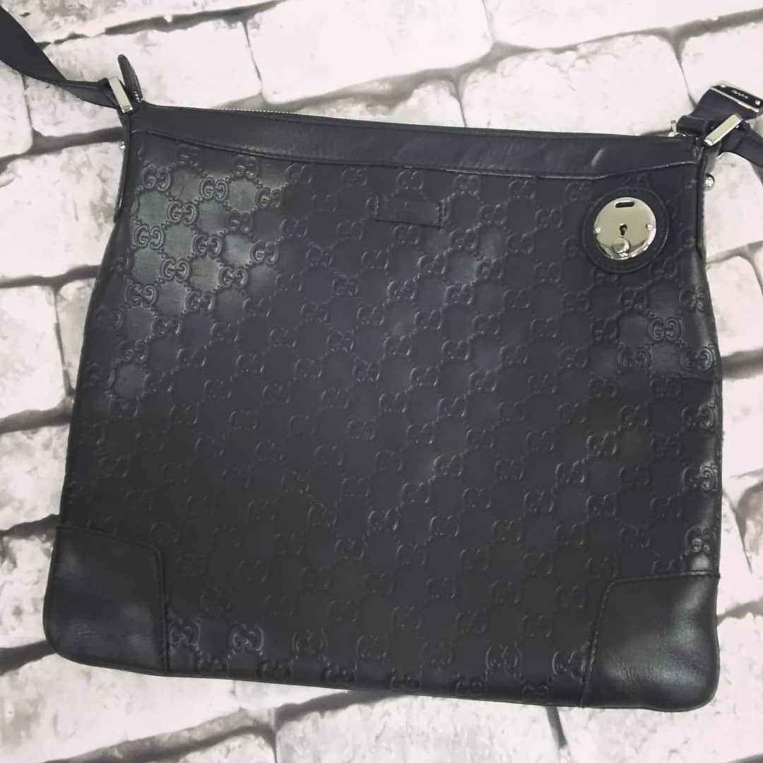 thread_needlejp's tweet image. グッチのショルダーバッグ。
以前もご紹介した、エクセラというファスナーで交換を行いました。

↓詳しくはこちら↓
goo.gl/tHkoUA

#スレッドアンドニードル #財布修理 #修理工房 #鞄職人 #東京 #駒込
#グッチ #gucci #バッグ #エクセラ #ファスナー #bagrepair #shoulderbag #lining