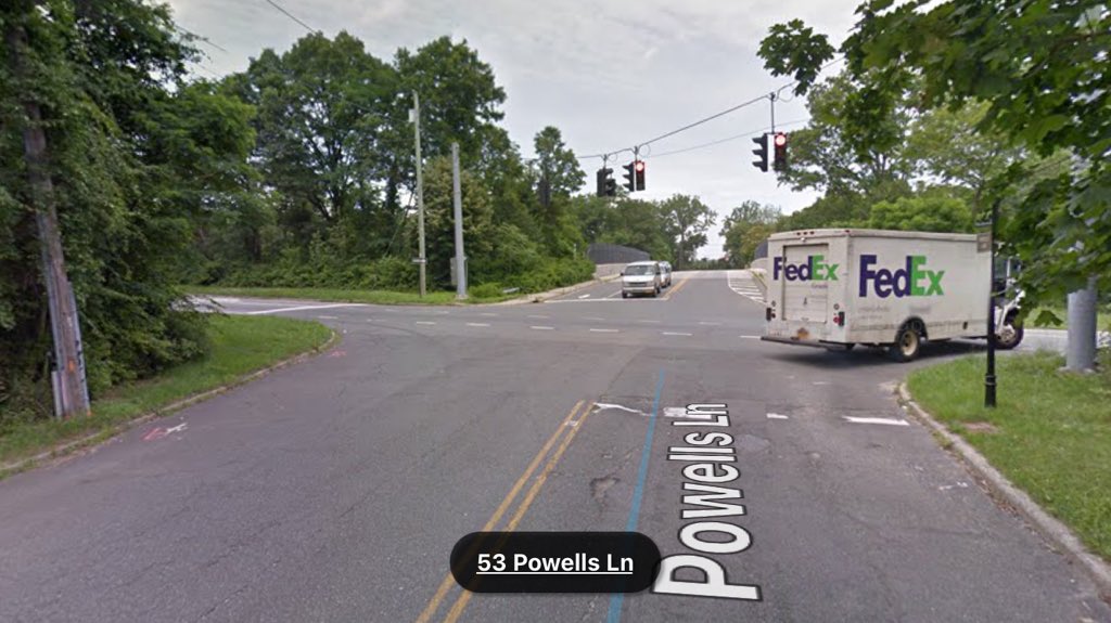 poundsthepoodle's tweet photo. @steffdaz @nyspolice Why do so many streets not have signs???  If you make a left, you are headed the wrong way on the Long Island Expressway.   
No Wrong Way Sign
No Do Not Enter Sign 
Not even a no left turn sign. 
I guess the village of Old Westbury Can’t afford a piece of metal with some writing https://t.co/kKItA45Bu7