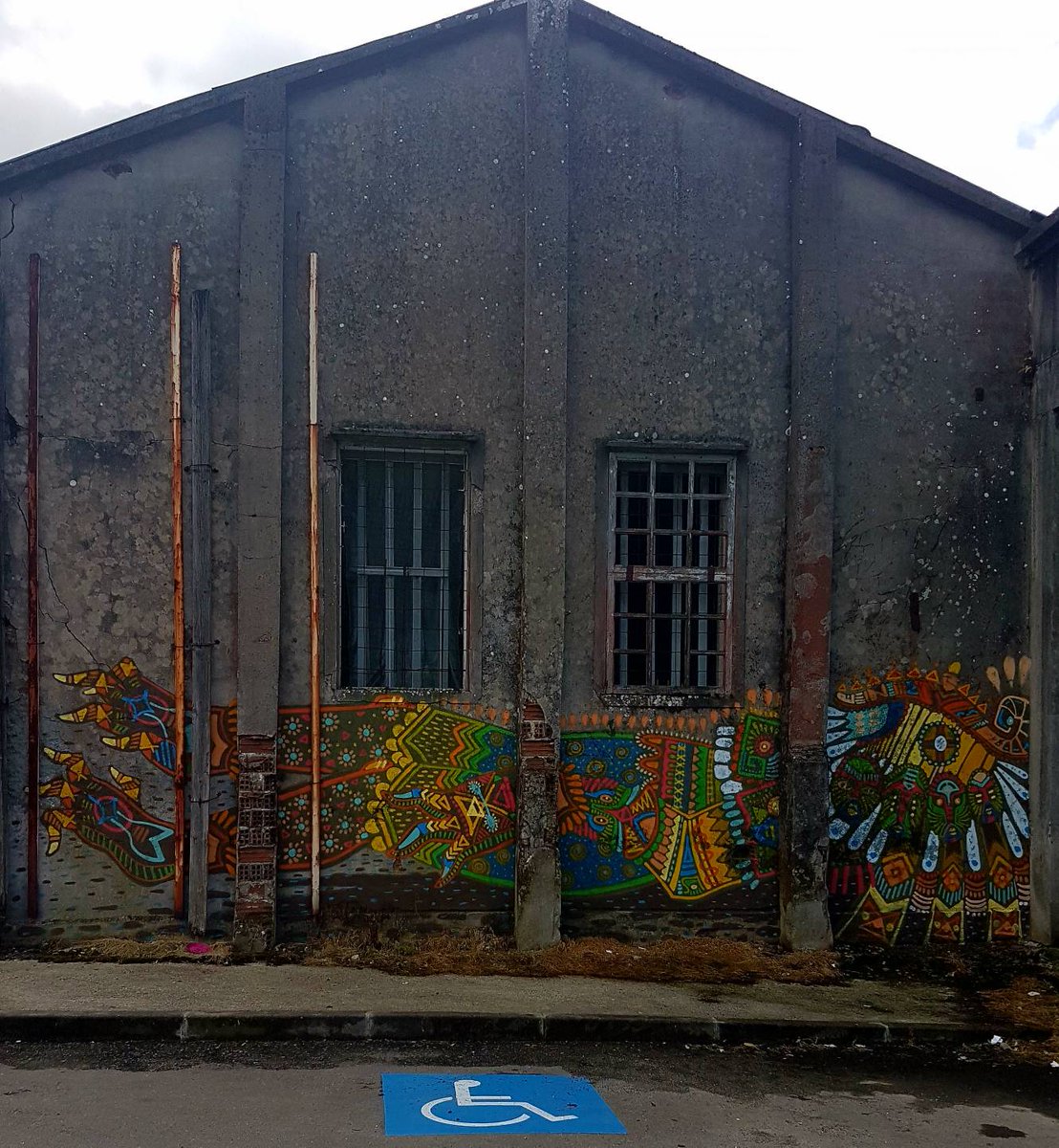 XRegueira's tweet photo. Bo día #carballo #curiot para @RexeneraF @TurismoCarballo @MurosDerrubando
#rexenerafest #turismocarballo #derrubandomurosconpintura #streetart #street_art #Streetartfestival #mural #urbanart #graffiti #artderue #arteurbano #artepublica https://t.co/zbYN3ZoFaM