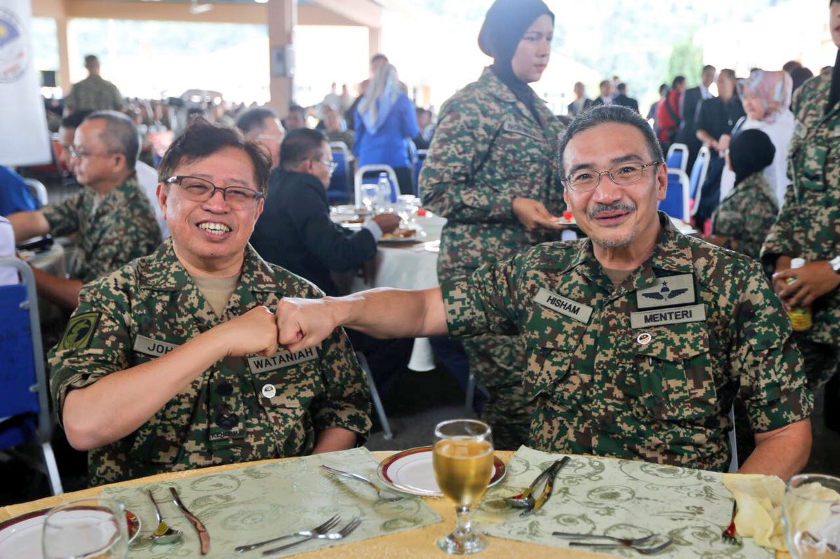 H2OComms's tweet photo. Ketua Menteri #Sarawak, Datuk Patinggi Abang Haji Johari Tun Openg melakukan simbol tangan #PerkasaPerwira bersama DS @HishammuddinH2O di Kem Muara Tuang sempena Majlis Ramah Mesra MenHan bersama warga 1 Div @TenteraDarat di sini https://t.co/r3Ee7zNNlZ