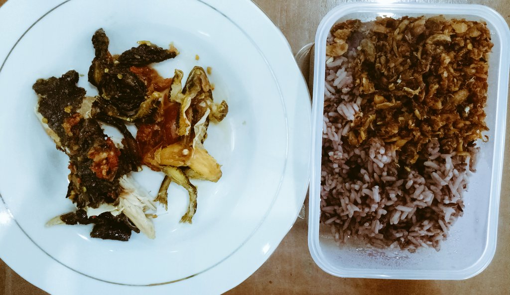 MissChaantyQue's tweet photo. Oh.. Taon lalu re en waktu LKRG ada yg bawa KodokSantang 2 piring.. Kong orang2 baku rebe akang ๐ bae le nyaku ada tariki ba ambe waktu itu.. #PampisCakalang #IkanBakarRica #NasiMerah #KodoGorengSous https://t.co/QllHkt2leZ