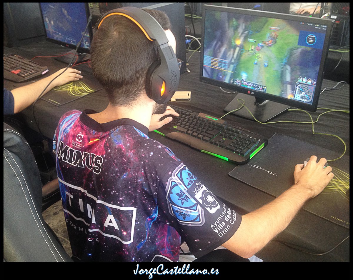 GoldenLion64's tweet photo. Gran fin de semana en #MogánYoungFest2018 con @PlayEstadium 🎮
Un placer conocer a @Ciclon_ov y reencontrarme con @tss_MINuS y @TSS_SPAmASTER entre otros 😉#TMT4ever🦁 https://t.co/gFCgy3XdlH