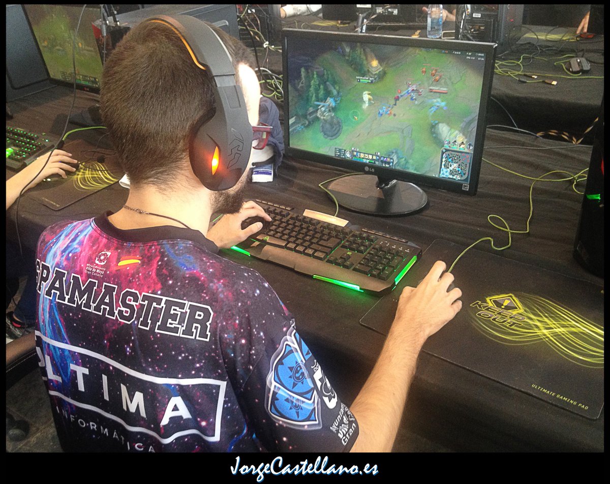 GoldenLion64's tweet photo. Gran fin de semana en #MogánYoungFest2018 con @PlayEstadium 🎮
Un placer conocer a @Ciclon_ov y reencontrarme con @tss_MINuS y @TSS_SPAmASTER entre otros 😉#TMT4ever🦁 https://t.co/gFCgy3XdlH
