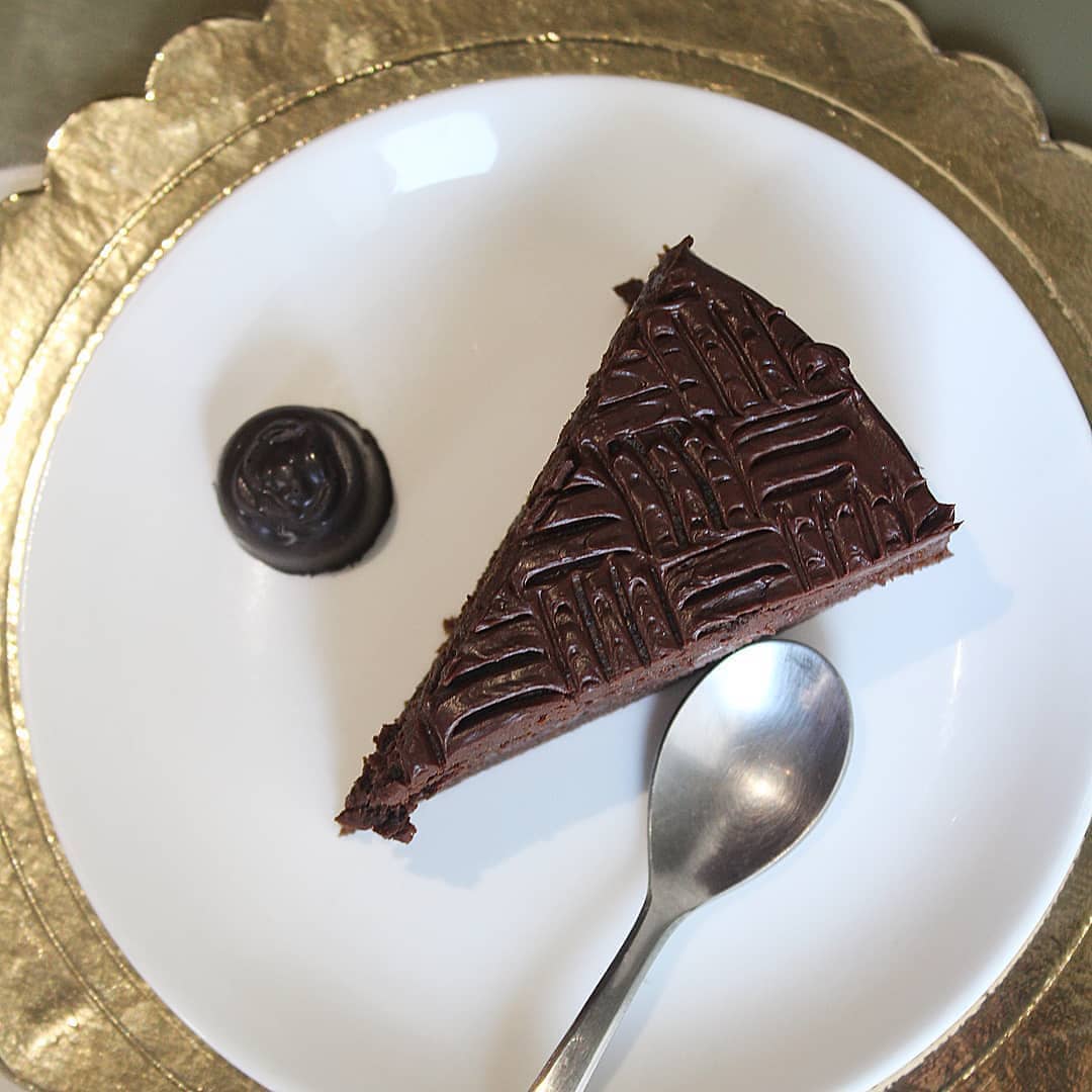 hungrito's tweet photo. Darkseid cake piece: Delicious chocolaty pastry can satisfy your chocolate cravings❤️😋🥧 

📸 :@what_ahmedabad_eats 
📍: Hoglatto 

#cake #cakepiece #darkseid #hungrito #Ahmedabad https://t.co/hheieswF0N
