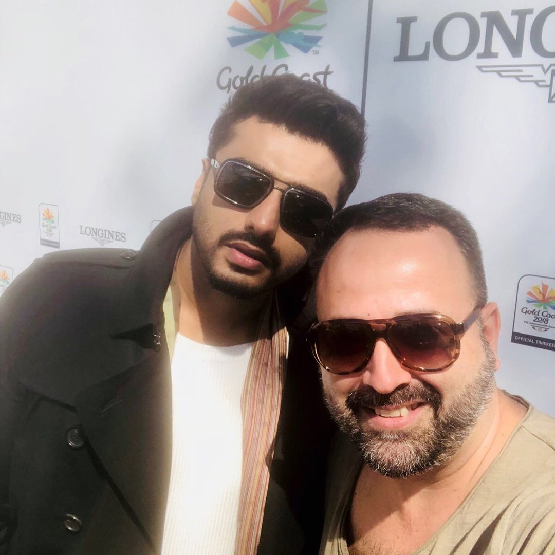 ArjunKapoorCafe's tweet photo. [NEW PICS] Soaking in the sun☀ getting ready for the show!!!😍💖
Our Main Man @arjunk26 with Hair-MakeUp Artist SteveMena in GoldCoast!😊👌👌 #BTS 
Styled by @vainglorious_in 😀
@Longines #LonginesMomentKeeper 
#CommonwealthGames2018 
#ArjunInAustralia 😁✌😇 https://t.co/0NqjjfBkLg