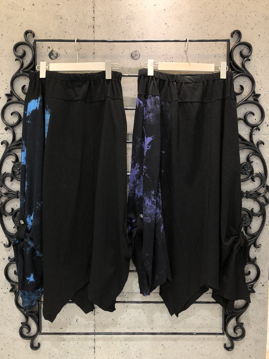 algonquins_cb's tweet image. ムラ柄シリーズのスカートたち😈
同じトップスでも組み合わせを変えるだけで
こんなにも雰囲気が変わるんですね(*ˊᵕˋ*)੭ ੈ
黒ベースなので初挑戦の方にもおすすめです💖

ミニスカート￥８５３２
ロングスカート￥９９３６