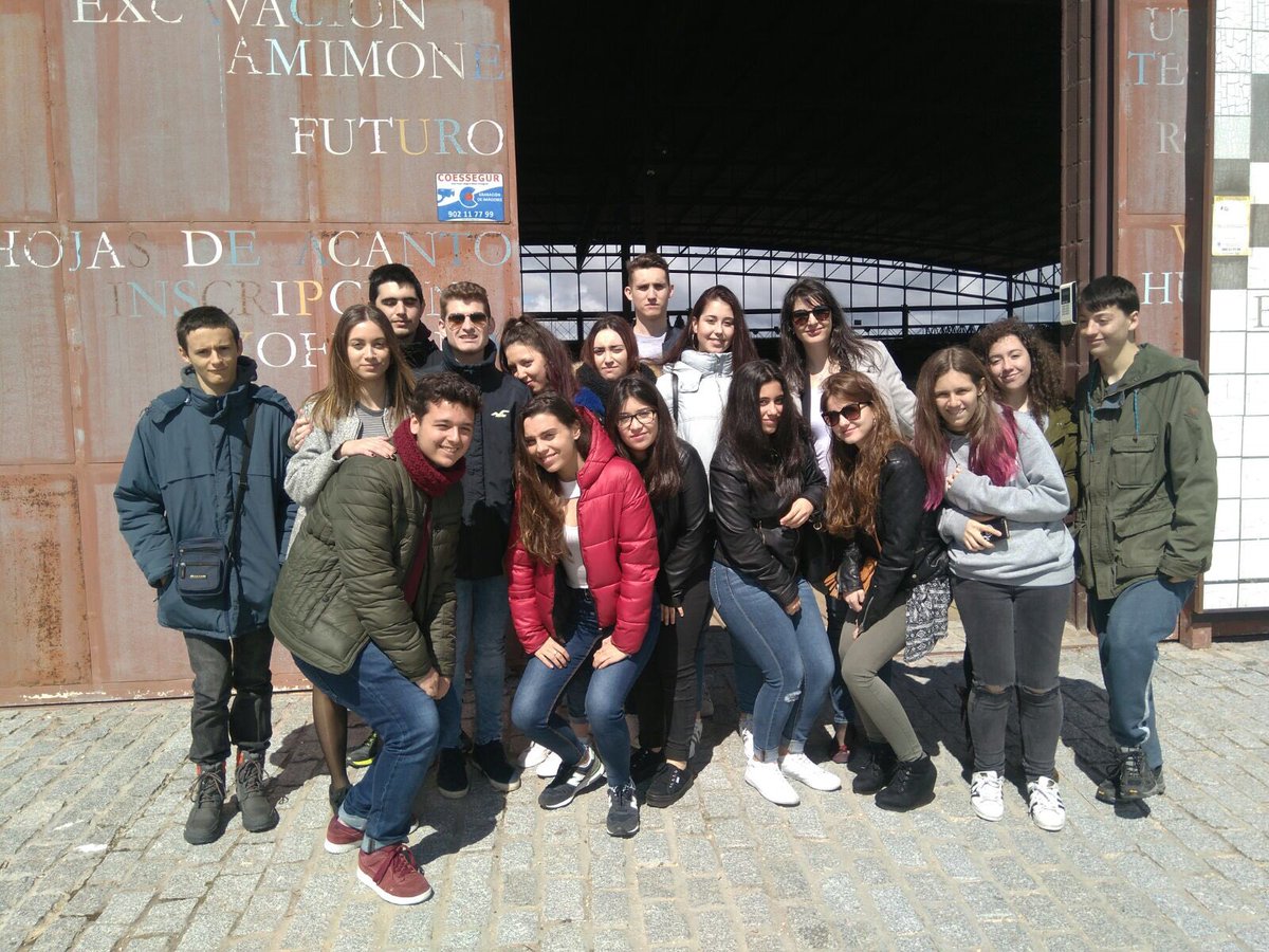 LaSalleInstituc's tweet photo. Alumnos de #ILSA_Bachillerato de Humanidades visitando las ruinas romanas de Carranque https://t.co/zHn167Upnd