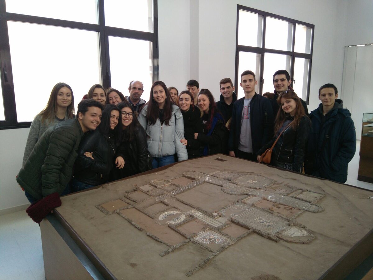 LaSalleInstituc's tweet photo. Alumnos de #ILSA_Bachillerato de Humanidades visitando las ruinas romanas de Carranque https://t.co/zHn167Upnd