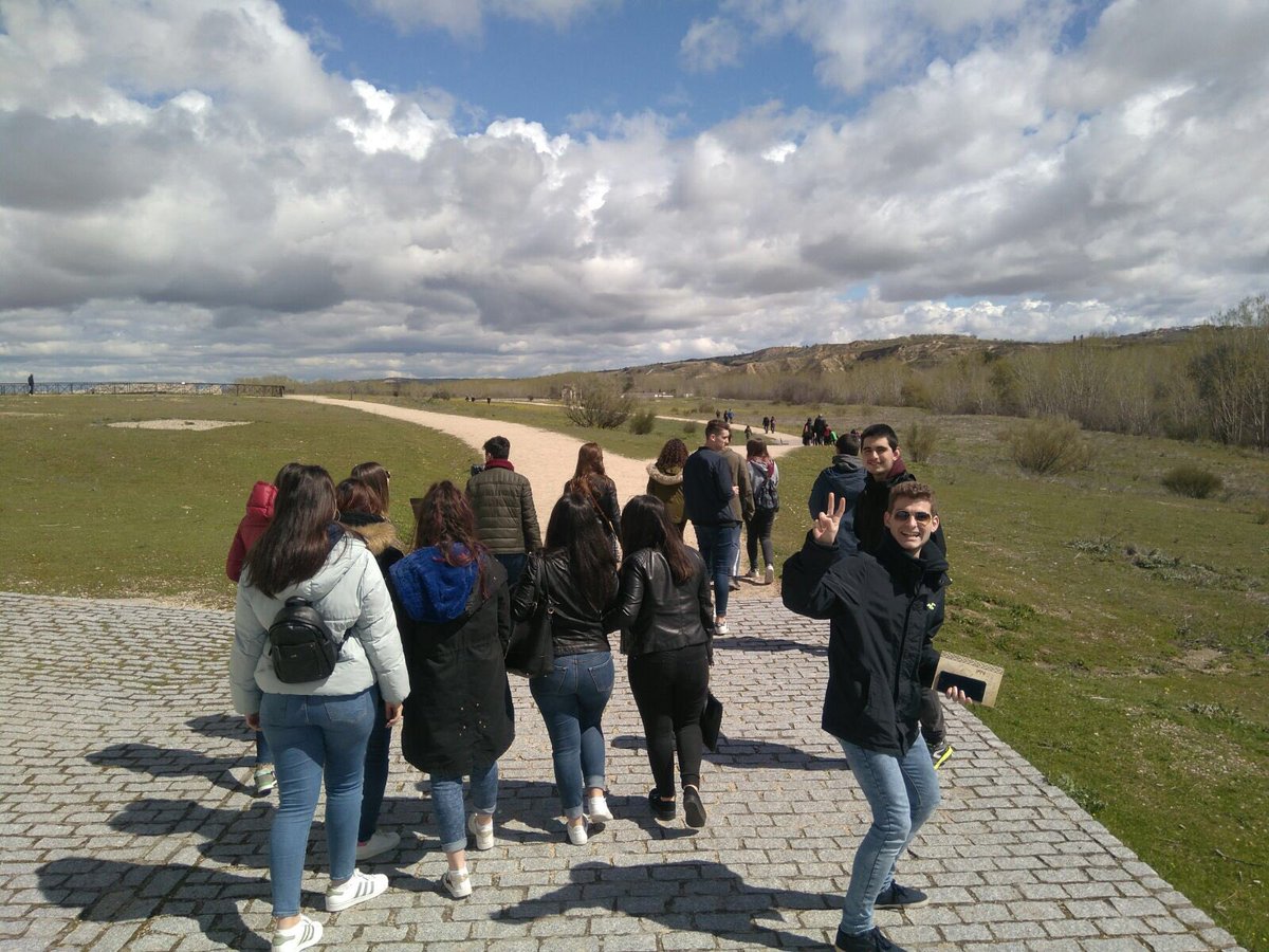 LaSalleInstituc's tweet photo. Alumnos de #ILSA_Bachillerato de Humanidades visitando las ruinas romanas de Carranque https://t.co/zHn167Upnd