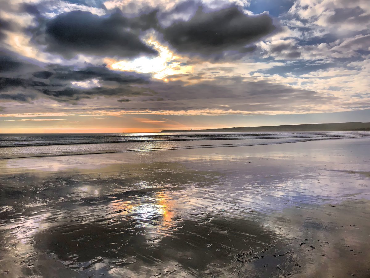 On our doorstep, beautiful Lahinch beach yesterday evening 💞 <a href="/wildatlanticway/">Wild Atlantic Way</a> #sunset #Clare <a href="/visitBurren/">Visit the Burren</a> <a href="/ClareTourism/">VisitClare</a> <a href="/Failte_Ireland/">Fáilte Ireland</a>