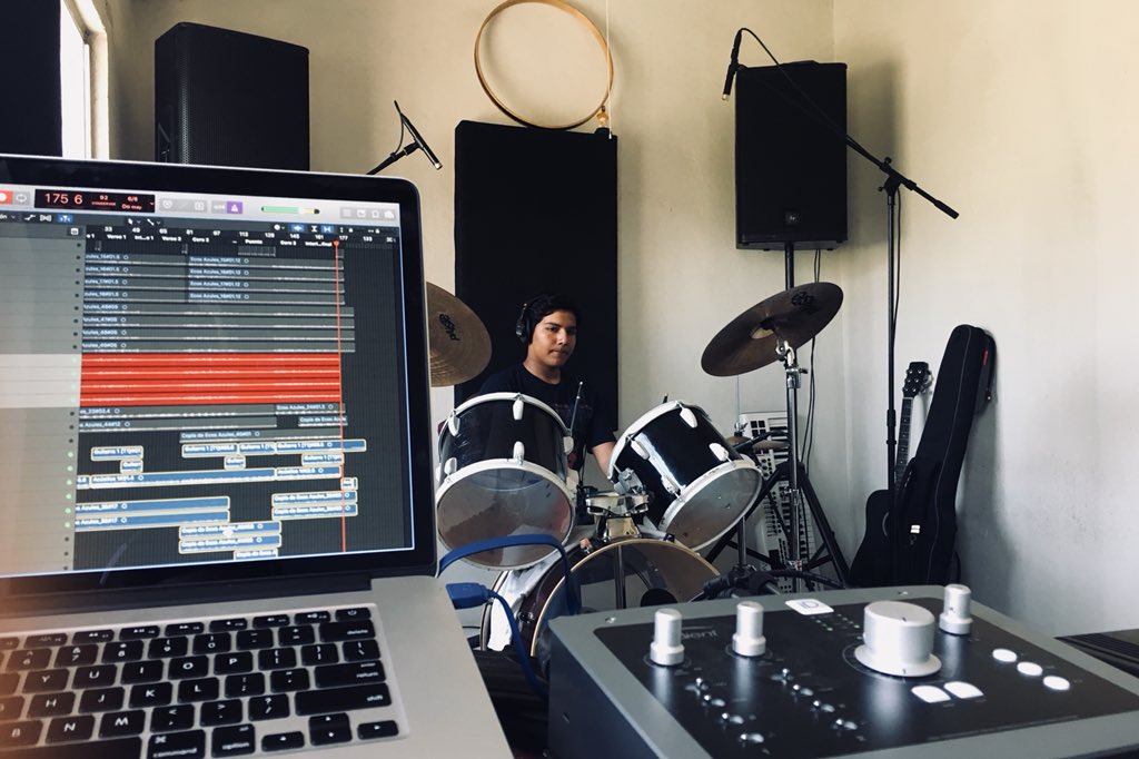 mo_recstudio's tweet photo. En el estudio con Rollo California. https://t.co/sFokmVS5wp