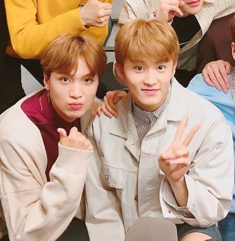 markhyuckmoment's tweet photo. 09/04/2018 (SBS Love FM Song Eun Yi &amp; Kim Sook's Unnies’ Radio)

มาร์คแฮชานถ่ายรูปนั่งข้างกัน

#markhyuck https://t.co/TR5yYGql0B