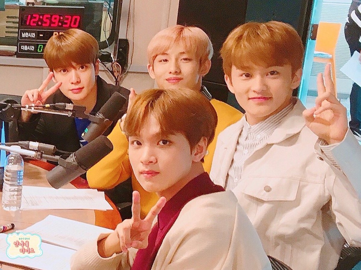markhyuckmoment's tweet photo. 09/04/2018 (SBS Love FM Song Eun Yi &amp; Kim Sook's Unnies’ Radio)

มาร์คแฮชานถ่ายรูปนั่งข้างกัน

#markhyuck https://t.co/TR5yYGql0B