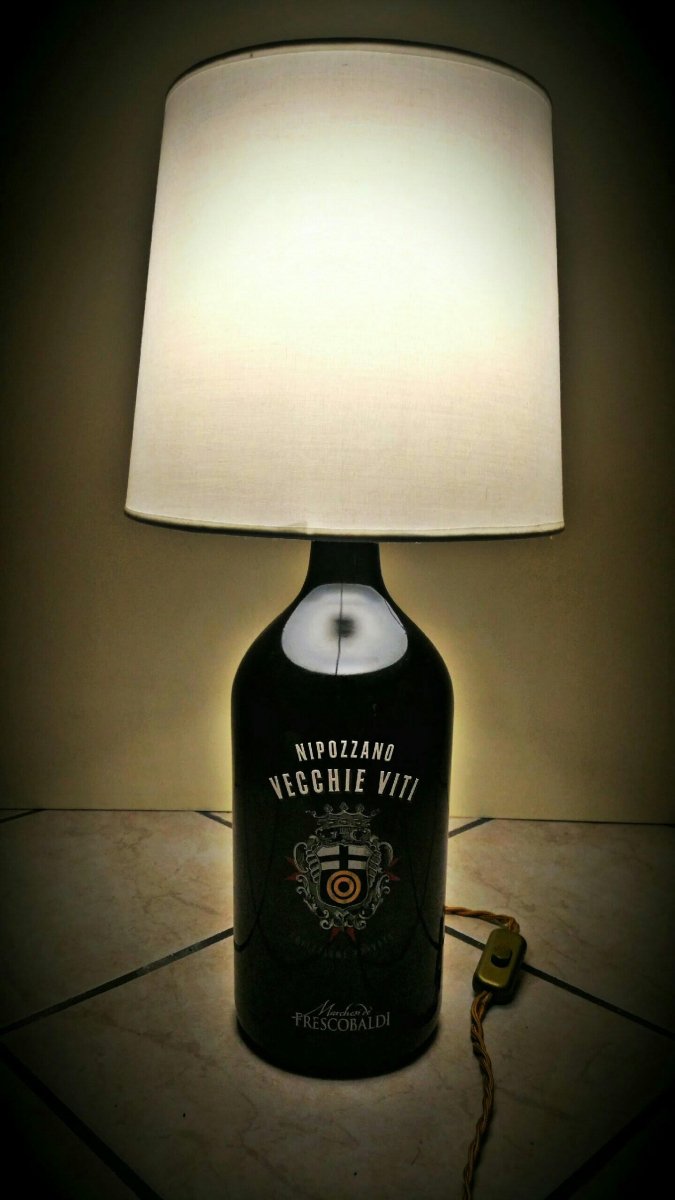 Scartline's tweet photo. Bevi ed è subito luce💡https://t.co/YhS3i5b3R9 https://t.co/5nvjDg6vGz