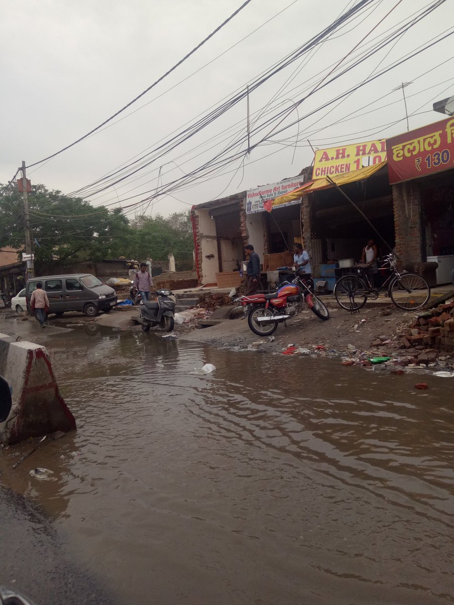 Hemul16's tweet photo. Situated in #Delhi, the condition of the road leading to #India's most famous open university, #IGNOU is pathetic year round, but monsoon is when hell breaks loose. Considering filing a petition to rename #IGNOURoad to #IGNOUPothole. Stuck for 35 mins flat!
@pwddelhi @tweetndmc https://t.co/JAgYT5jAnS