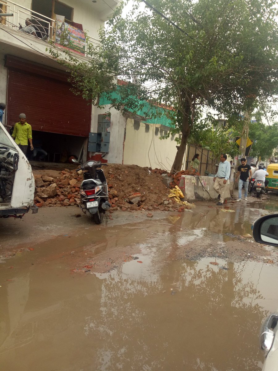 Hemul16's tweet photo. Situated in #Delhi, the condition of the road leading to #India's most famous open university, #IGNOU is pathetic year round, but monsoon is when hell breaks loose. Considering filing a petition to rename #IGNOURoad to #IGNOUPothole. Stuck for 35 mins flat!
@pwddelhi @tweetndmc https://t.co/JAgYT5jAnS