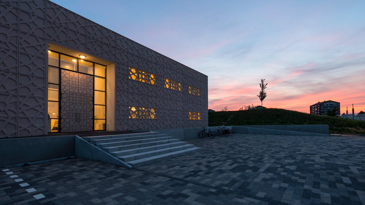 Prachtig, de nieuwe Moskee van Lansingerland (net boven Rotterdam)! Zo mooi, dat ook architectenweb.nl er een uitgebreid artikel over heeft gepubliceerd. Kijk, lees en geniet: architectenweb.nl/nieuws/artikel…