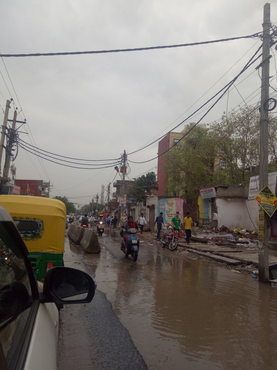 Hemul16's tweet photo. Situated in #Delhi, the condition of the road leading to #India's most famous open university, #IGNOU is pathetic year round, but monsoon is when hell breaks loose. Considering filing a petition to rename #IGNOURoad to #IGNOUPothole. Stuck for 35 mins flat!
@pwddelhi @tweetndmc https://t.co/JAgYT5jAnS